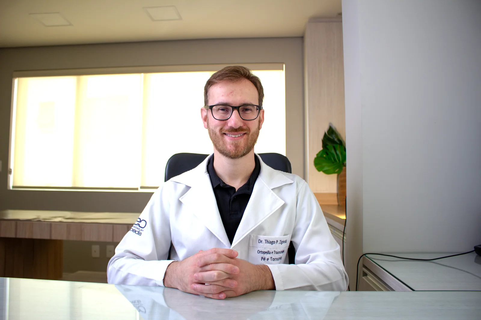 Dr. Thiago Pavani em seu consultório